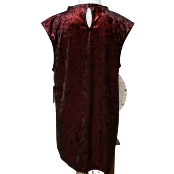 🆕️⬇️Vince Camuto Red Velvet Metallic Choker Top - Picture 5 of 8
